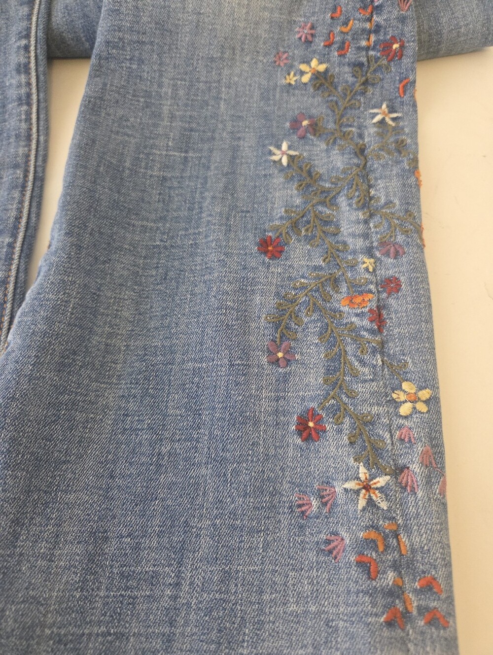 Driftwood Kelly Artisan Embroidered Floral & Vine Boot Cut Jeans Size 27 - Picture 3 of 8